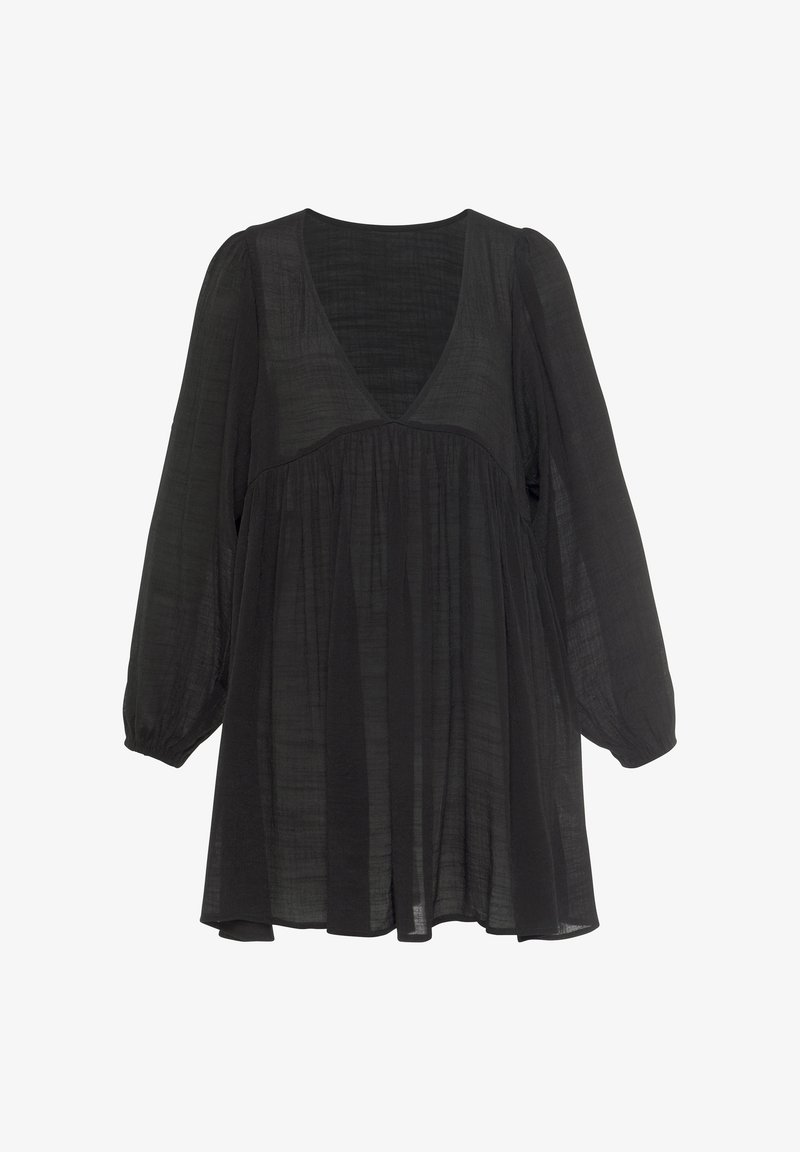 Rochie neagră dintr-un material ușor, cu decolteu adânc în V, mâneci lungi și pufoase, și o siluetă în A care coboară sub șolduri.