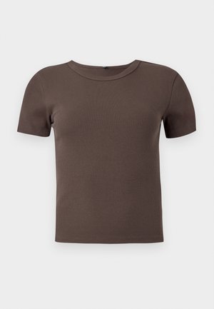 T-shirt marron à manches courtes, en côtes, avec un col rond, une texture douce et un design ajusté. Style minimaliste sans logos ni motifs visibles.