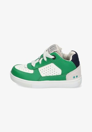 Grüne und weiße Leder Sneaker mit Perforationen und weißen Schnürsenkeln. Mit navyfarbener Ferse und einem hellgrauen Wildlederakzent. Flache Sohle.