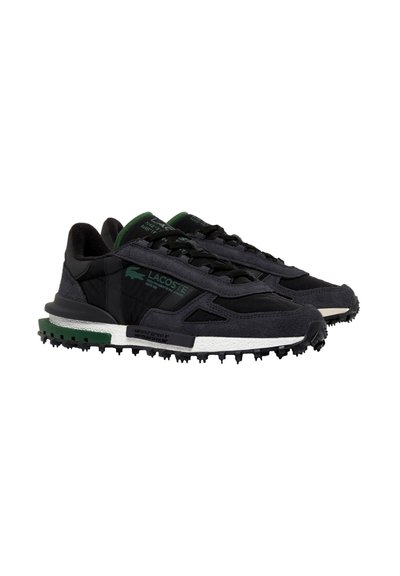 Черни и тъмносиви маратонки Lacoste с зелени акценти, текстурирана подметка и дизайн с връзки, показани една до друга на бял фон.
