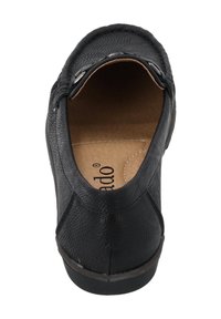 Zapato negro de piel deslizante con un acabado texturizado, puntera redonda y plantilla marrón. Presenta acentos metálicos en tono plateado en los laterales.