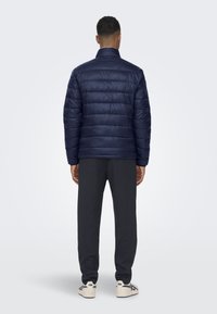 Only & Sons ONSCARVEN QUILTED PUFFER - Lett jakke - dark navy