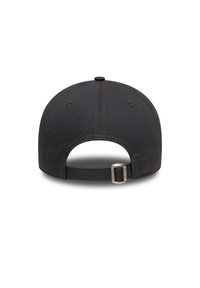 Μαύρο καπέλο με ραμμένο σχέδιο, ρυθμιζόμενο λουράκι και κυκλικό κουμπί στην κορυφή. Η πίσω πλευρά είναι ανοιχτή με αεραγωγούς για καλύτερο αερισμό.