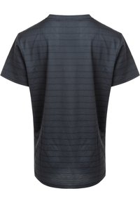 Musta lyhythihaisia T-paita vaakasuoralla raidallisella tekstuurilla. Ominaisuuksiin kuuluu pyöreä pääntie ja rento istuvuus. Valmistettu hengittävästä kankaasta.