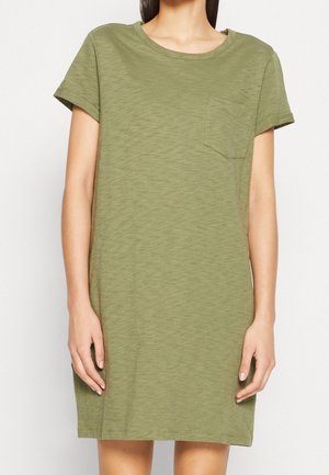 Sukienka t-shirt w oliwkowym kolorze, uszyta z miękkiego materiału, z krótkimi rękawami, okrągłym dekoltem i jedną kieszonką na piersi. Gładka tekstura.