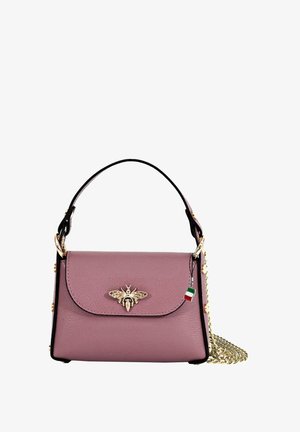 Rosa Lederhandtasche mit einem goldenen Bienenemblem, schwarzen Akzenten, Kettenriemen und strukturiertem Material. Kompakte rechteckige Form.