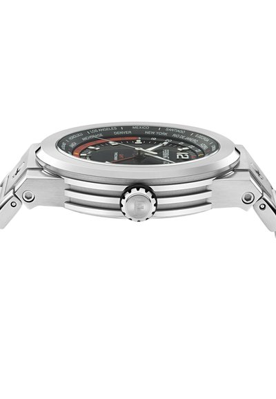 Reloj de pulsera de metal plateado con esfera de hora mundial negra, nombres de ciudades alrededor del borde, ventana de fecha y corona estriada con la letra "F" grabada.