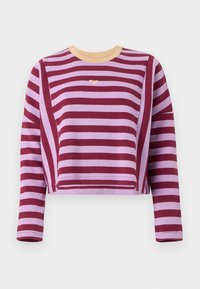 Suéter corto de manga larga con rayas horizontales en granate y púrpura claro, y cuello redondo beige.