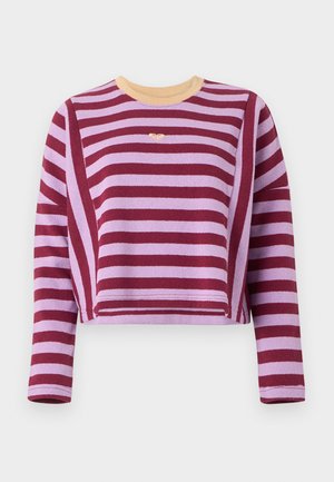 Langermet cropped genser med horisontale striper i burgunder og lys lilla, og en beige rund halskant.