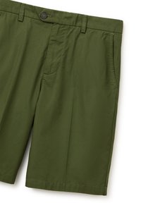 Olivgrüne kniehohe Shorts mit Knopfverschluss, Gürtelschlaufen und seitlichen Taschen, flach auf weißem Hintergrund liegend.
