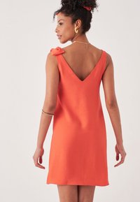 Herita SHOULDER DETAILED - Vardagsklänning - orange