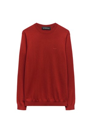 Maglione rosso lavorato a maglia con scollatura rotonda, maniche lunghe e polsini e orlo a coste. Presenta un piccolo logo discreto sul davanti.