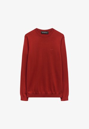 Maglione rosso lavorato a maglia con scollatura rotonda, maniche lunghe e polsini e orlo a coste. Presenta un piccolo logo discreto sul davanti.