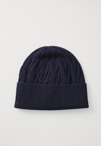 Donker marineblauwe gebreide beanie met een gestructureerd kabelpatroon en een geribbelde manchette. Zachte stof met een rekbare, aansluitende pasvorm.