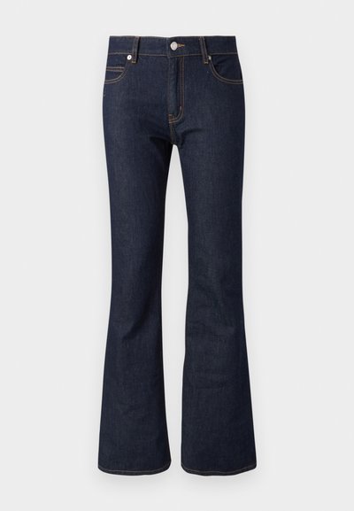 Jean en denim foncé évasé avec une taille haute, présentant des coutures visibles, une fermeture à boutons sur le devant et un design classique à cinq poches.