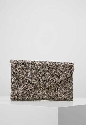 Bolso de mano con cuentas en beige y negro, con un patrón de diamantes, detalles metálicos y una correa de hombro con cadena desmontable.