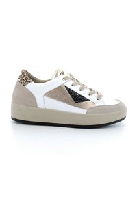Sneakers bianchi e beige con suede texturizzato, un pannello nero lucido e dettagli in stampa leopardata sul tallone; suola piatta e design con lacci.