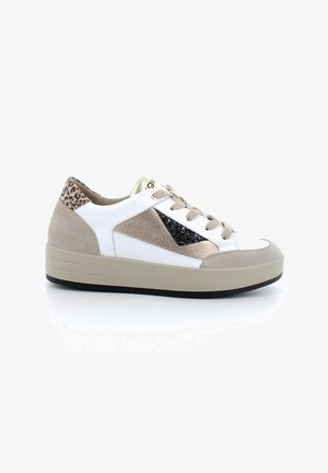 Sneakers bianchi e beige con suede texturizzato, un pannello nero lucido e dettagli in stampa leopardata sul tallone; suola piatta e design con lacci.
