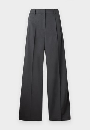 Pantalons à jambes larges en tissu gris foncé, avec une taille haute, des plis simples et une texture lisse avec une finition soignée aux ourlets.