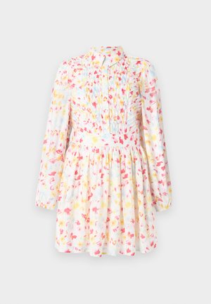 Robe à manches longues florale en tissu léger, arborant des couleurs telles que le rose, le jaune et le bleu. Le corsage froncé et les détails plissés rehaussent son design.