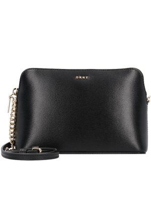 Sac bandoulière en cuir noir DKNY avec chaîne dorée et bandoulière réglable, petite forme rectangulaire et logo de la marque embossé sur le devant.
