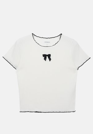 Witte top met korte mouwen en een gegolfde zwarte kraag en manchetten. Heeft een kleine zwarte strikaccent in het midden aan de voorkant.