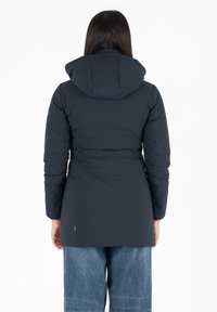 Giacca puffer blu navy con cappuccio, caratterizzata da una vita aderente, texture trapuntata e maniche lunghe. Materiale liscio con hardware minimale.