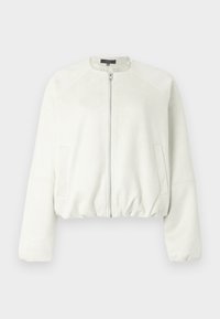 Strihaná biela bunda z mäkkého semišu s predným zipsom, raglánovými rukávmi a dvoma bočnými vreckami. Hladká textúra, minimalistický dizajn.