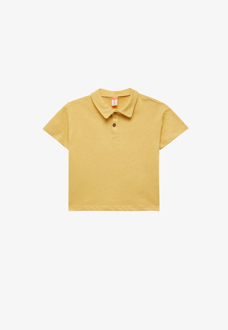 Camisa polo amarilla de manga corta con cuello, de color sólido y con tapeta de dos botones. Fabricada con tela texturizada.