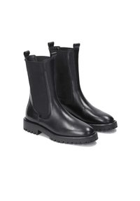 Botas negras de cuero hasta la mitad de la pantorrilla con paneles laterales elásticos, tiradores en la parte superior y suelas gruesas de goma con tacos para tracción.