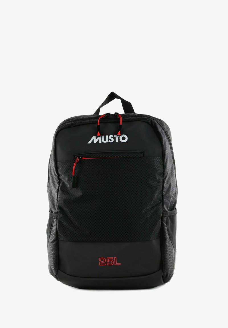 Sac à dos noir avec finition texturée, accents de fermeture éclair rouges, bretelles réglables et étiquette de capacité de 25L à l'avant. Dispose d'une poignée supérieure.