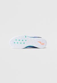 Sneaker con suola in gomma testurizzata, caratterizzata da un motivo esagonale, con dettagli blu e acquamarina, e una soletta bianca con un dettaglio del logo arancione.