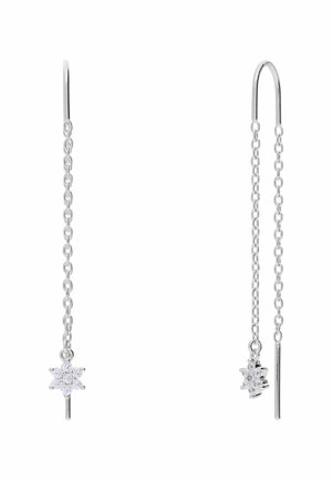 Delicate zilveren ketting-oorbellen met kleine bloemvormige clusters van heldere kristallen aan het uiteinde tegen een witte achtergrond.