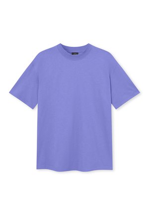 Camiseta de manga corta y cuello redondo en color lavanda sólido, confeccionada en algodón, con un corte relajado y una textura suave y lisa.