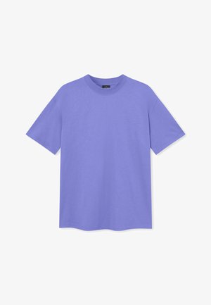 Tričko s krátkym rukávom a okrúhlym výstrihom v jednoliatej levanduľovej farbe, vyrobené z bavlny, s voľným strihom a hladkou, jemnou textúrou.