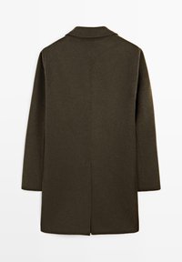 Manteau en laine vert olive avec un col à revers, des manches longues et une silhouette droite. Présente une couture au dos et aucune fermeture visible.