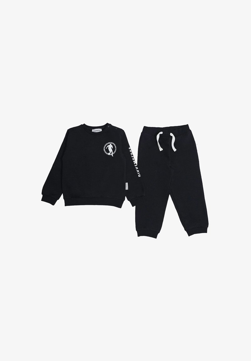 Felpa nera con maniche lunghe, collo rotondo e dettagli con logo; abbinata a pantaloni della tuta neri con cordino bianco e polsini.