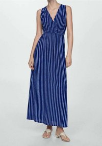 Robe maxi en tissu bleu foncé avec des rayures blanches horizontales, décolleté en V, sans manches, et taille élastique pour une silhouette ajustée.