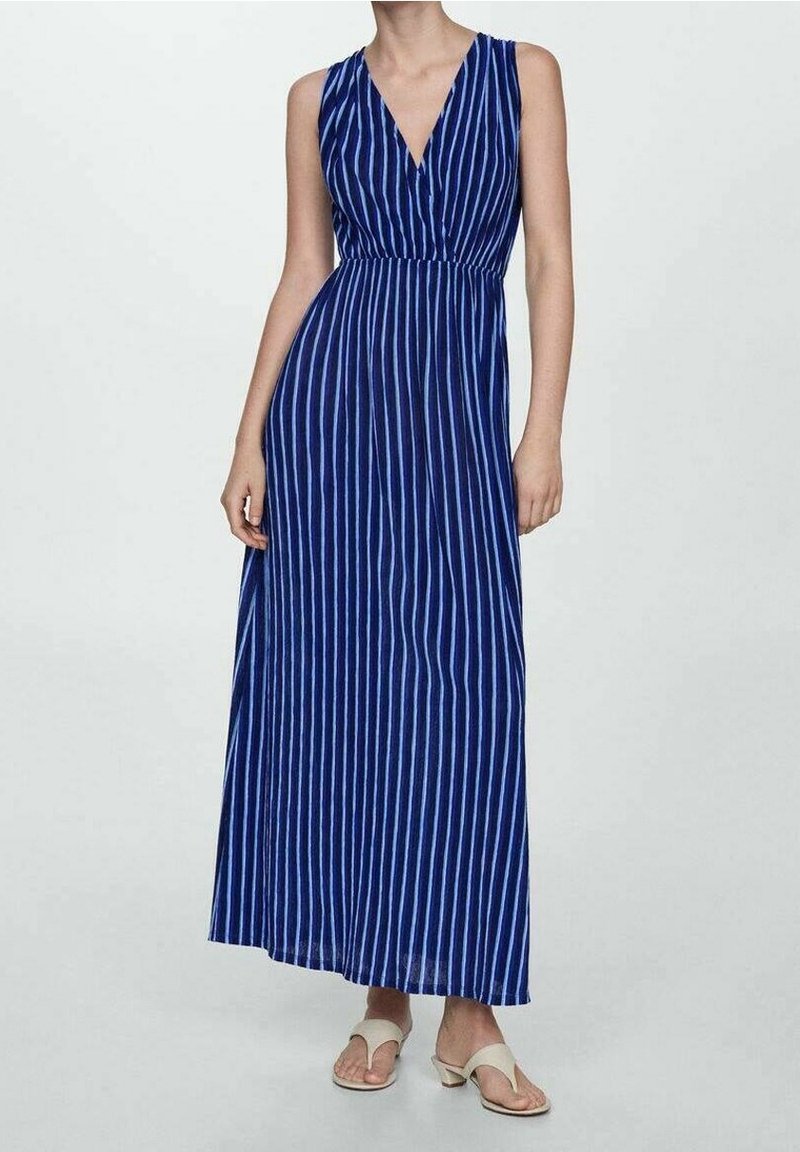 Robe maxi en tissu bleu foncé avec des rayures blanches horizontales, décolleté en V, sans manches, et taille élastique pour une silhouette ajustée.