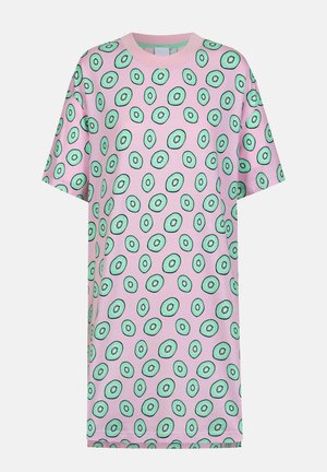 Korte roze jurk met een patroon van groene kiwi-vruchtenschijfjes, korte mouwen en een ronde halslijn.