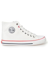 Zapatillas altas blancas de lona, que cuentan con un parche de logo redondo, ojetes rojos y una suela de goma texturizada con rayas azules y rojas.