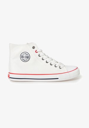 Białe trampki wysokie z płótna, z okrągłą łatą z logo, czerwonymi oczkami i teksturowaną gumową podeszwą w niebieskie i czerwone paski.