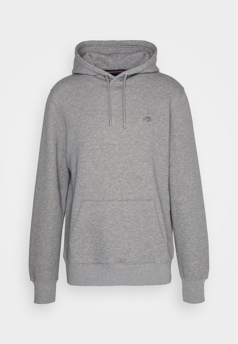 Sudadera gris con capucha tipo pulóver, bolsillo canguro frontal, capucha con cordón, puños y dobladillo acanalados, y pequeño logo bordado en el pecho izquierdo.