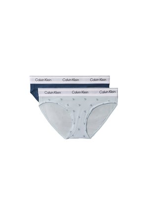 Deux slips pour femmes Calvin Klein, un bleu marine uni et un bleu clair avec un petit motif logo, les deux avec une ceinture blanche brandée.