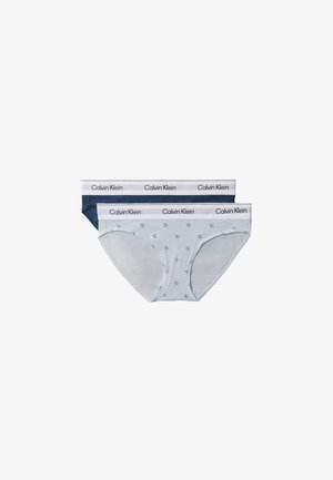Due paia di slip da donna Calvin Klein, uno blu navy tinta unita e uno azzurro chiaro con piccolo logo stampato, entrambi con fascia elastica bianca con marchio.
