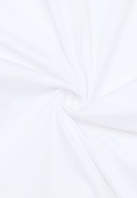Tessuto bianco e liscio con una trama a spirale, che mostra una consistenza morbida e un colore uniforme. Ideale per abbigliamento o rivestimenti.