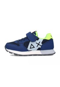 Scarpa da ginnastica blu navy realizzata in materiali mesh e sintetici, con accenti verde neon, fascia in Velcro, suola bianca e design a motivi geometrici.
