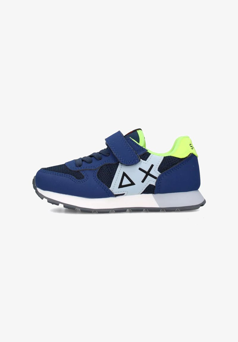 Scarpa da ginnastica blu navy realizzata in materiali mesh e sintetici, con accenti verde neon, fascia in Velcro, suola bianca e design a motivi geometrici.