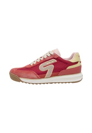 Lage sneaker in tinten rood en roze met beige accenten, witte veters en een witte zool met een bruin profielpatroon.