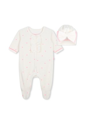 Wit babyrompertje met roze hartjesprint en ruches, gecombineerd met een bijpassende witte hoed met een grote strik.